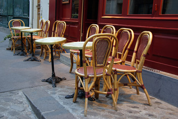 Fototapeta na wymiar Taras kawiarni w paryskiej restauracji