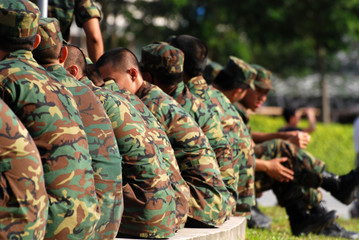 Fototapeta na wymiar żołnierzy z munduru wewnątrz obozów