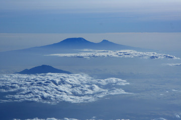 Fototapeta na wymiar Mount Kenya i Kilimandżaro