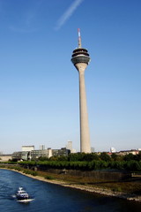 Fototapeta na wymiar Düsseldorfer Fernsehturm mit Landtagsgebäude u.Rheinufer