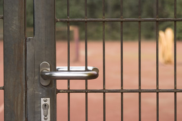 Tür vor dem Tennisplatz