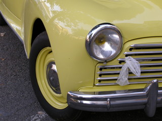 voiture de collection jaune