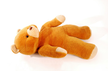 Oso de peluche tumbado