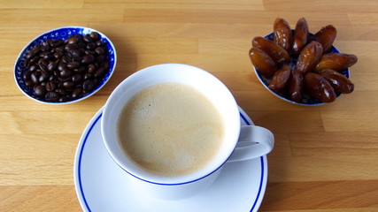 Kaffee mit Datteln