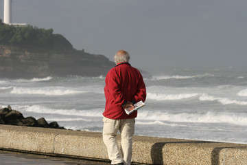 vieux monsieur entrain de se promener