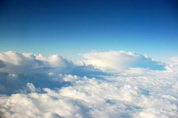 Flugbuchen und wegfliegen. Wolken Meer im Himmel. 