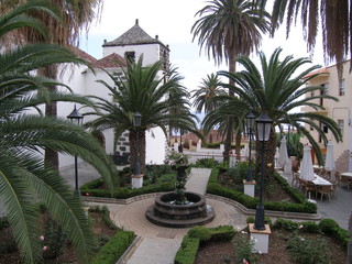 park mit kirche und palmen auf la palma / kanaren