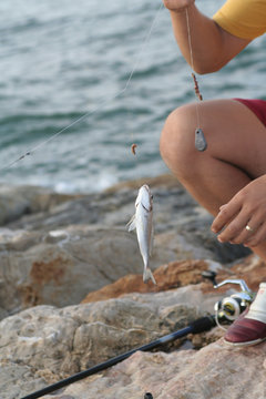 Angler mit Fisch am haken