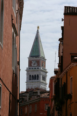 Obraz premium Campanile Venice framed by buildings