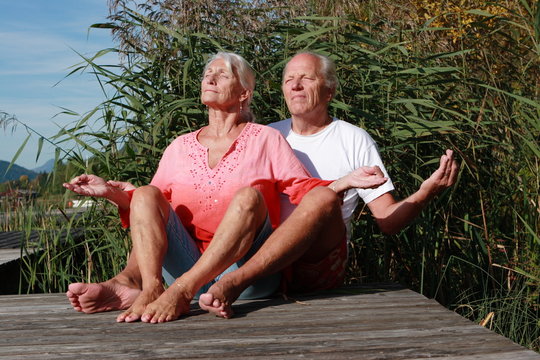Meditierendes älteres Paar