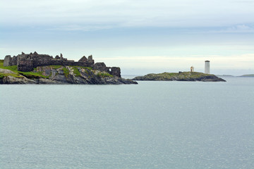 ruine mit leuchtturm