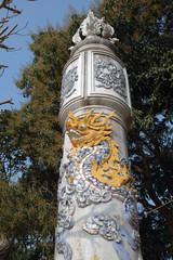 Obelisco con drag&oacute;n