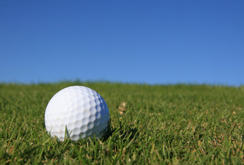 balle de golf sous le ciel bleu