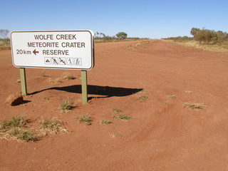 wolfe creek meteorite crater, road sign