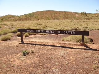 wolfe creek meteorite crater, sign