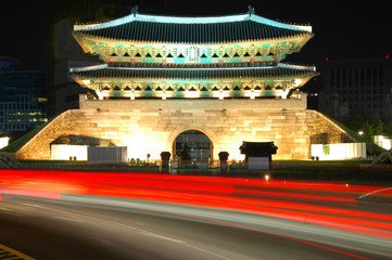 Obraz premium Seoul East Gate at night