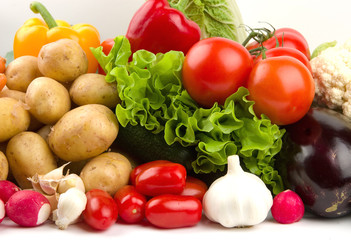 Fototapeta na wymiar Zestaw warzyw jesienią na białym stole