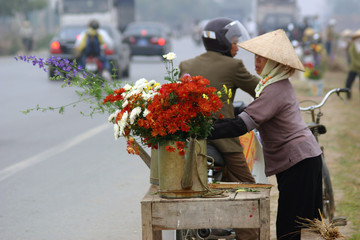 Vietnamita vendiendo flores