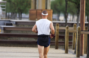 homme qui fait son footing