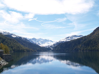 Fototapeta na wymiar Marmorera góry i refleksje niebo ...