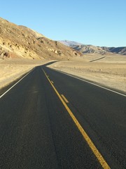 Straße durch Hügel