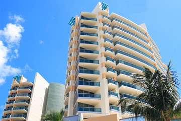 Tropical apartment building over looking the ocean - obrazy, fototapety, plakaty