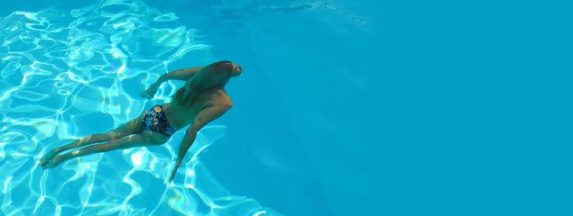Femme sous l'eau