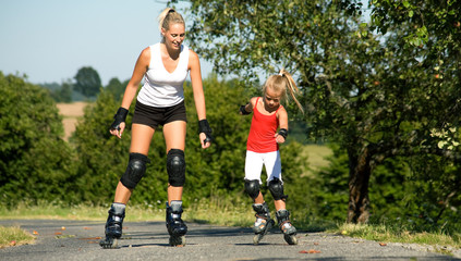 Mutter skatet mit Tochter