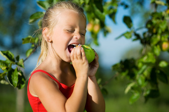 In s&uuml;&szlig;en Apfel bei&szlig;en