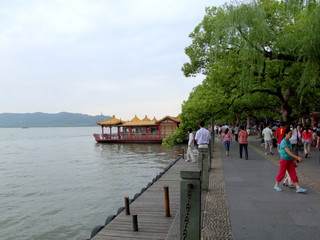Lac Hangzhou, promeneurs et bateaux, Chine