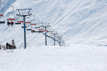 Fototapeta na wymiar Krzesła Wyciąg narciarski na jasny zimowy dzień