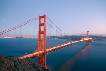 Fototapeta na wymiar Golden Gate Bridge glowing in the evening 1