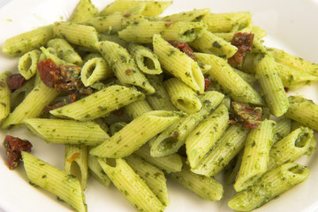 pasta with pesto and sundried tomatos