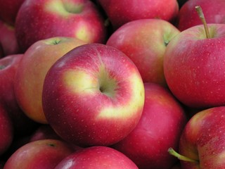 red apples