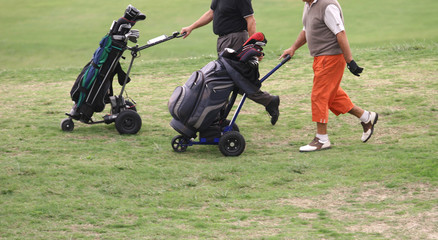 golfeurs entrain de marcher avec leurs sacs