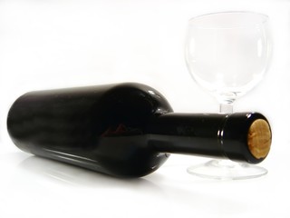 bouteille de vin rouge, verre vide