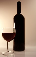 bouteille de vin rouge, verre plein