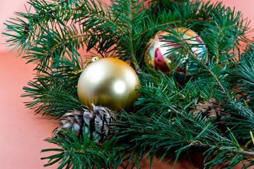 weihnachten-schmuck mit silber kugeln