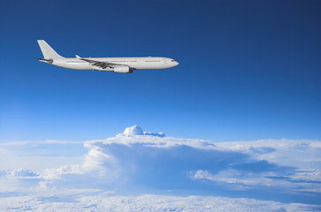 Fototapeta na wymiar Wysoko nad pogody Airliner