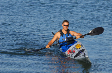 Obraz premium Athletic man showing off his mastery of kayaking