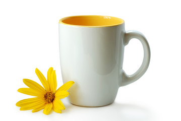 tazza bianca con fiore giallo