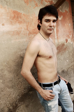 uomo a torso nudo