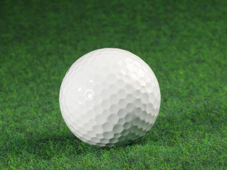 Golfball / grüner Hintergrund