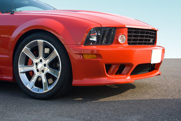 Fototapeta na wymiar Przód czerwonego amerykańskiego muscle car z chromowanymi kołami