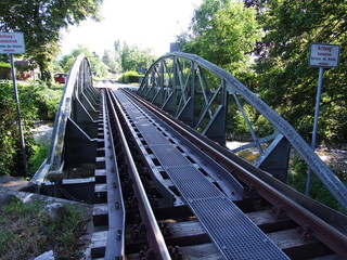 Fototapeta na wymiar kleine Bahnbrücke