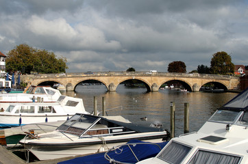 Fototapeta na wymiar Most nad Tamizą w Henley, Anglia