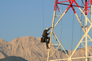 Strommast Abstieg oder Aufstieg