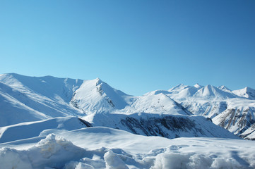 Fototapeta na wymiar Wysokie góry w śniegu w zimie