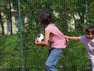 kinder spielen fu&szlig;ball