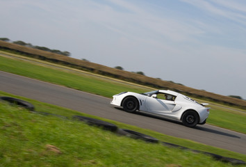 Obraz na płótnie Canvas Biały samochód sportowy Wyścigi na torze